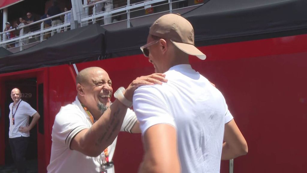 Roberto Carlos le da un cursillo rápido de español a Alexander-Arnold