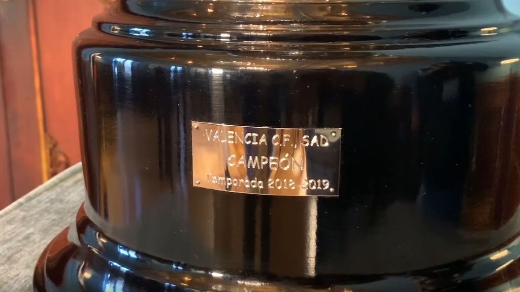 La Copa del Rey, expuesta en Sevilla con la placa de campeón del Valencia