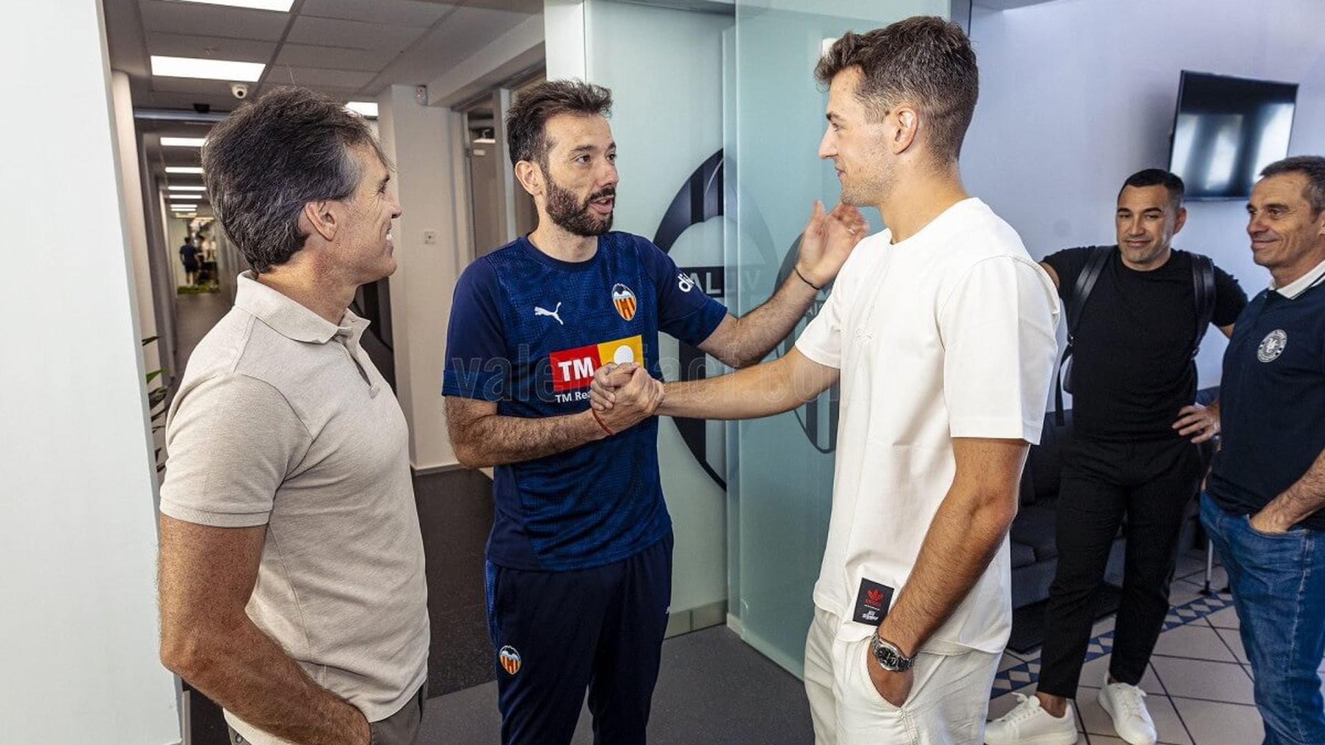 corberan_saluda_a_agirrezabala_delante_de_corona_y_carmelo_del_pozo.jpg corberan_saluda_a_agirrezabala_delante_de_corona_y_carmelo_del_pozo.jpg