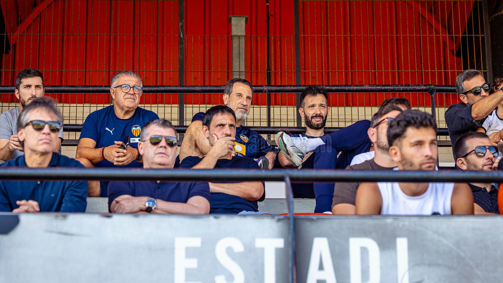 corona_gourlay_corberan_voro_y_hugo_duro_viendo_al_vcf_mestalla_foto_valencia_cf_001.jpg corona_gourlay_corberan_voro_y_hugo_duro_viendo_al_vcf_mestalla_foto_valencia_cf_001.jpg