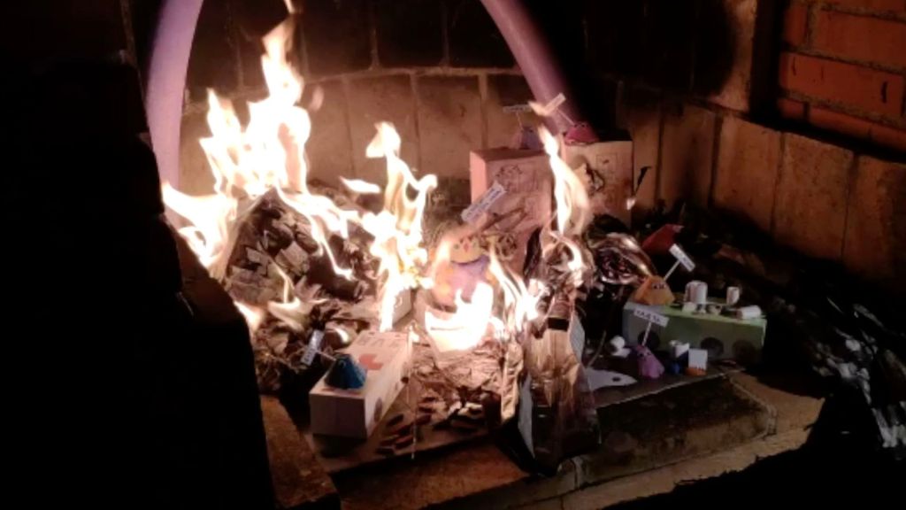 Los valencianos quemaron sus fallas en el balcón