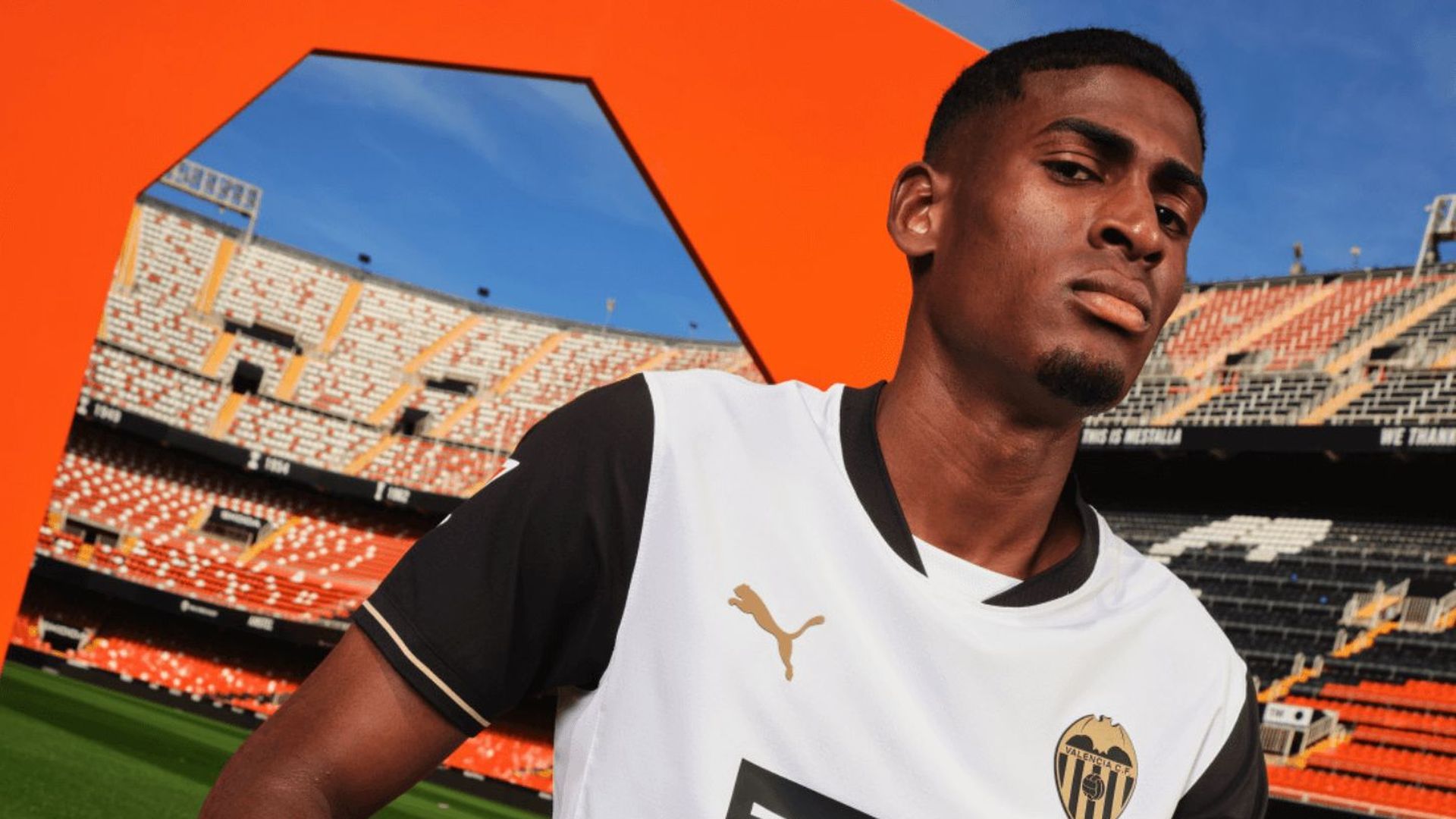 cristhian_mosquera_con_la_nueva_camiseta_foto_valencia_cf.png