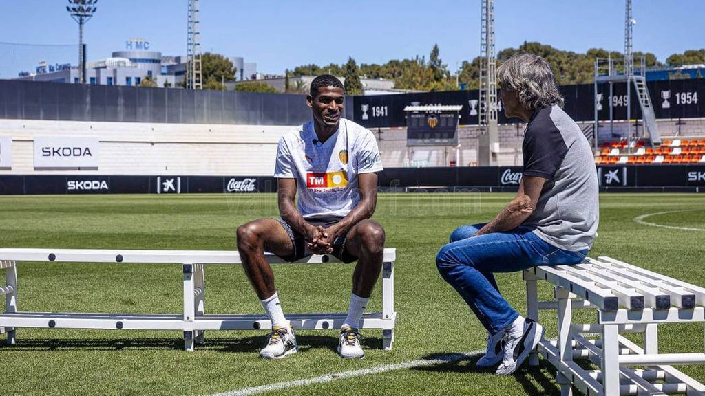 Cristhian Mosquera recibe los consejos de Ricardo Arias