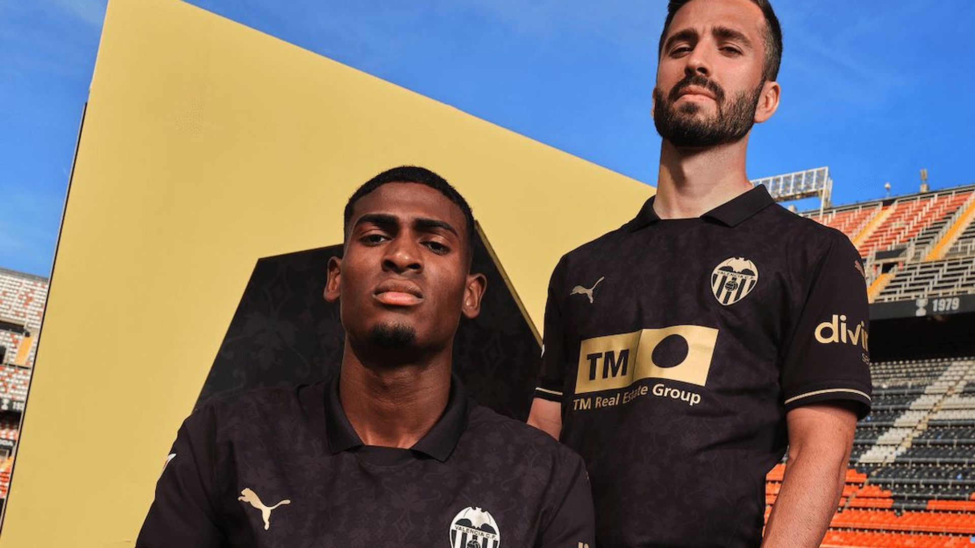 cristhian_mosquera_y_jose_gaya_con_la_segunda_camiseta_202425_del_valencia_cf_foto_vcf.png