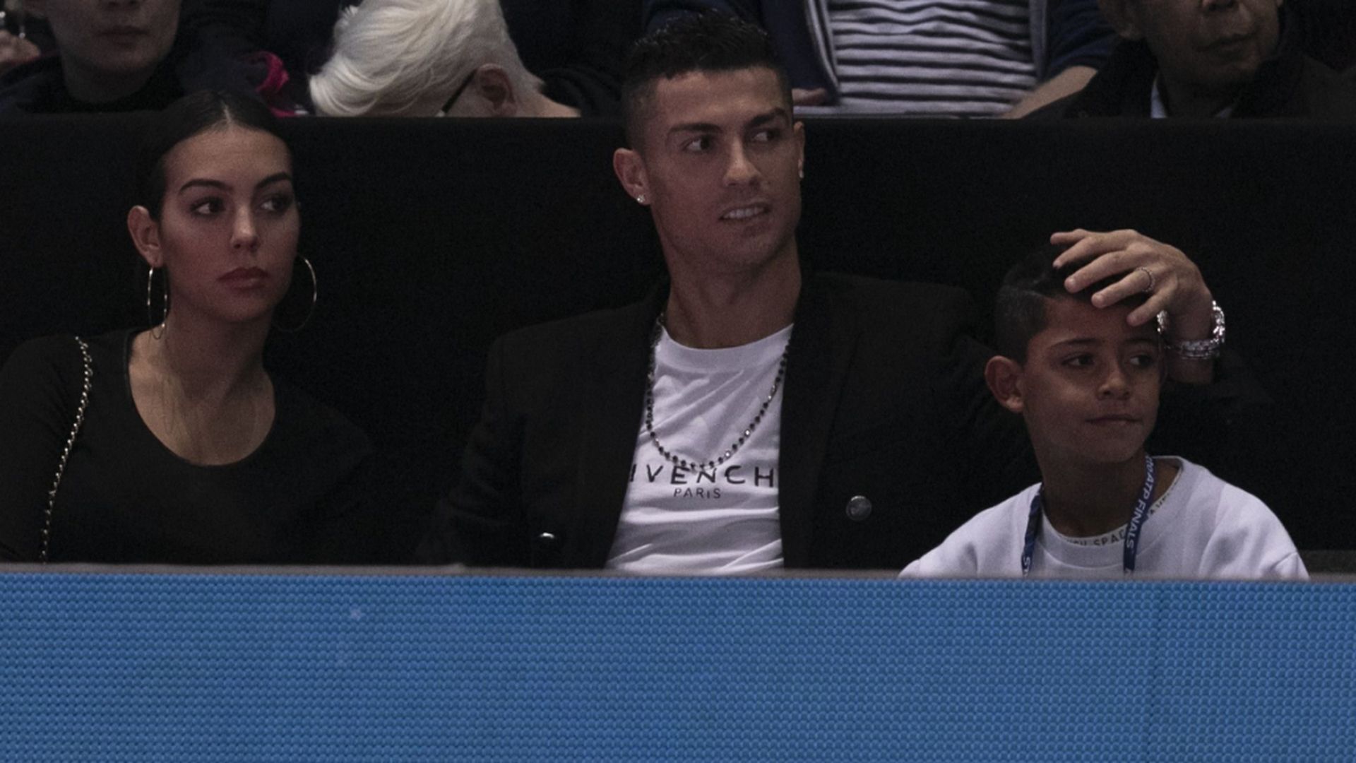 cristiano_jr_junto_a_su_padre_y_georgina_viendo_un_partido_cordon_press.jpg