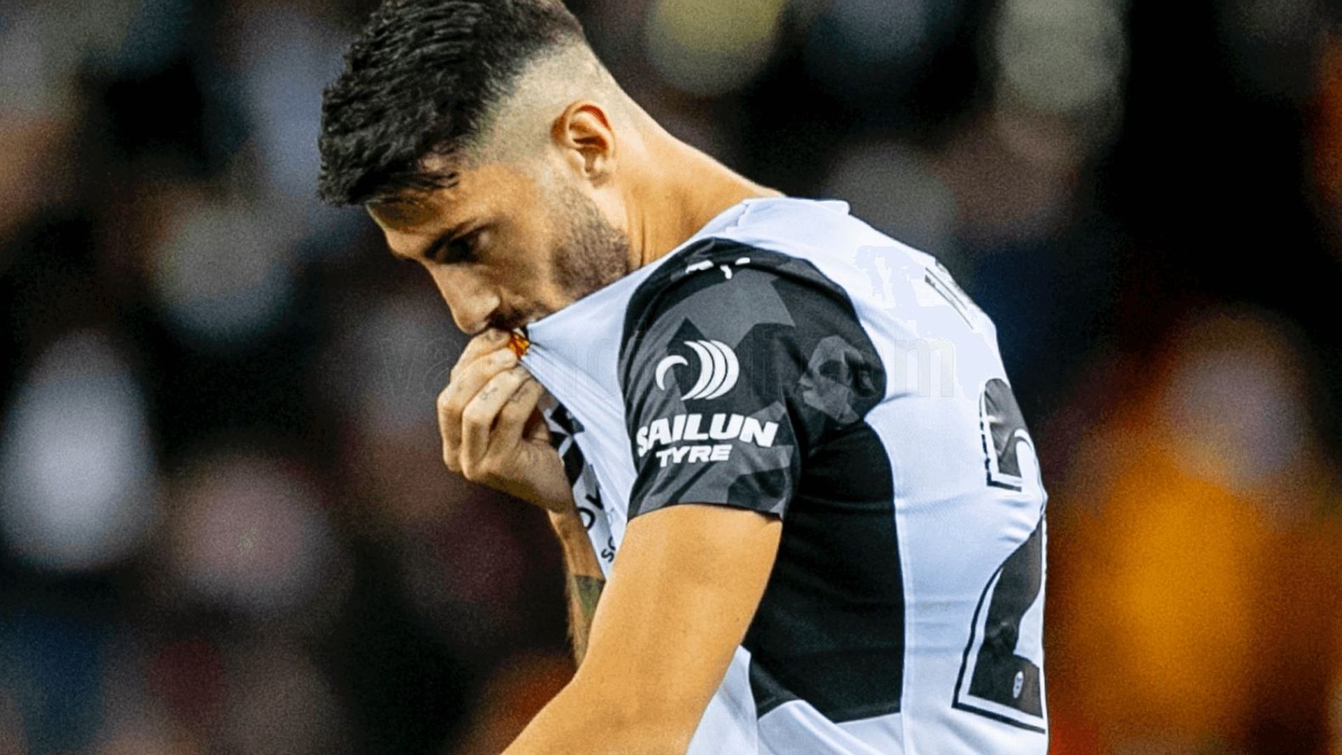 cristiano_piccini_se_besa_el_escudo_del_valencia_cf_foto_vcf.png