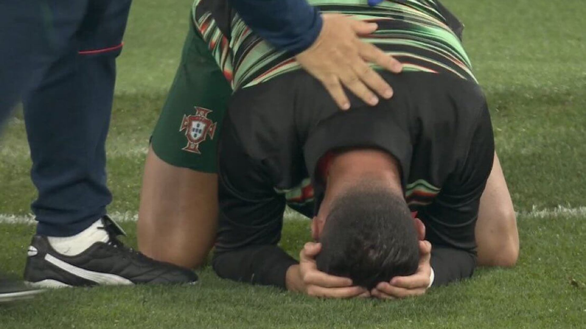 cristiano_ronaldo_llorando_tras_el_triunfo_de_espana_001.jpg cristiano_ronaldo_llorando_tras_el_triunfo_de_espana_001.jpg