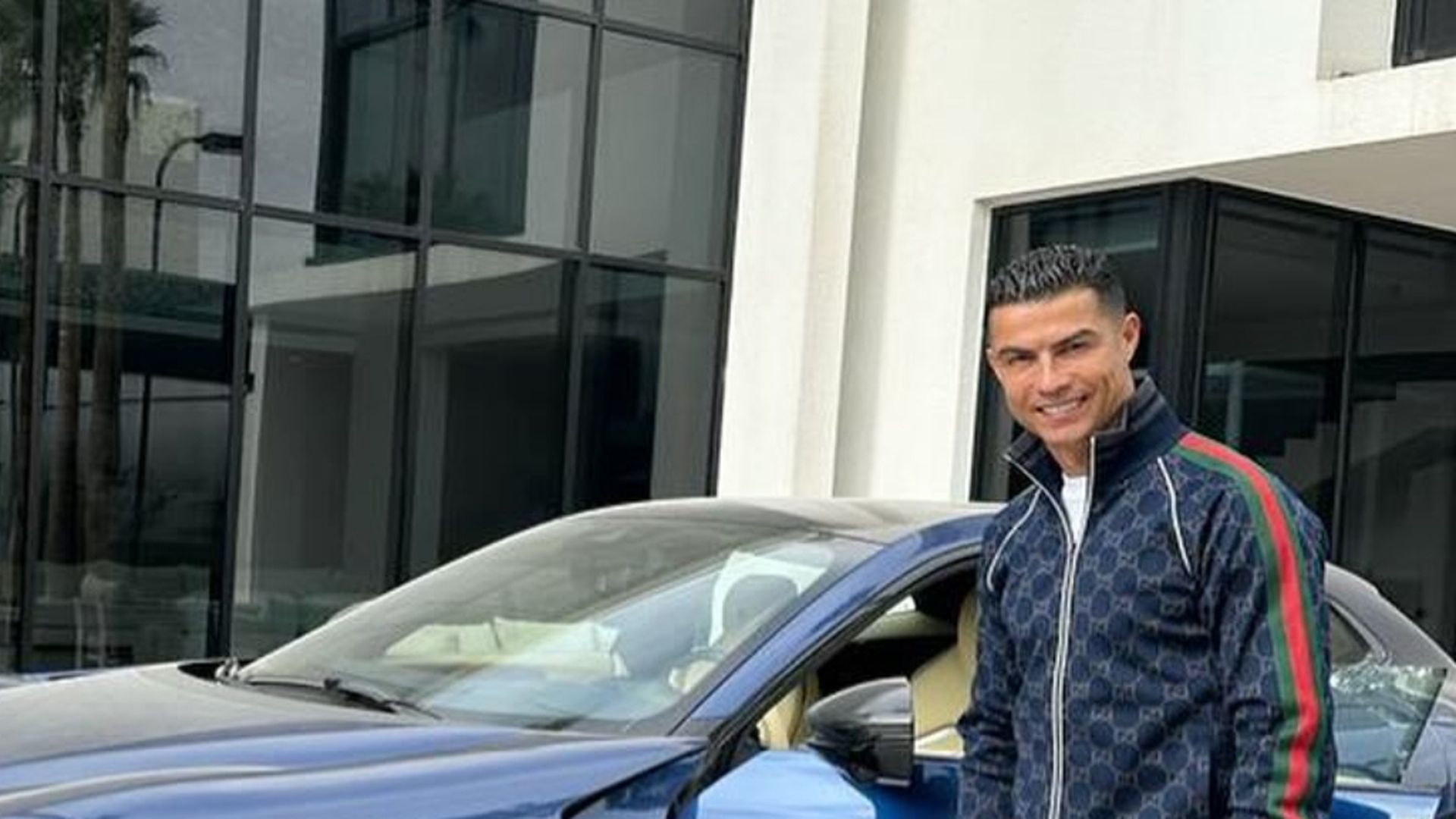 cristiano_ronaldo_posando_con_su_ferrari__cristiano_001.jpg