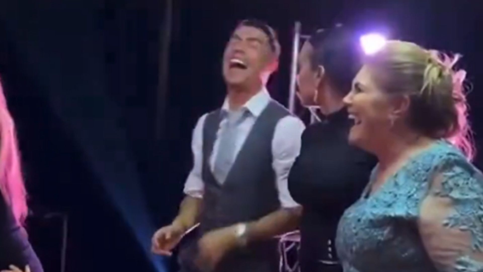 cristiano_ronaldo_se_parte_de_risa_ante_la_mirada_de_georgina_rodriguez__jabonazzo.jpg cristiano_ronaldo_se_parte_de_risa_ante_la_mirada_de_georgina_rodriguez__jabonazzo.jpg