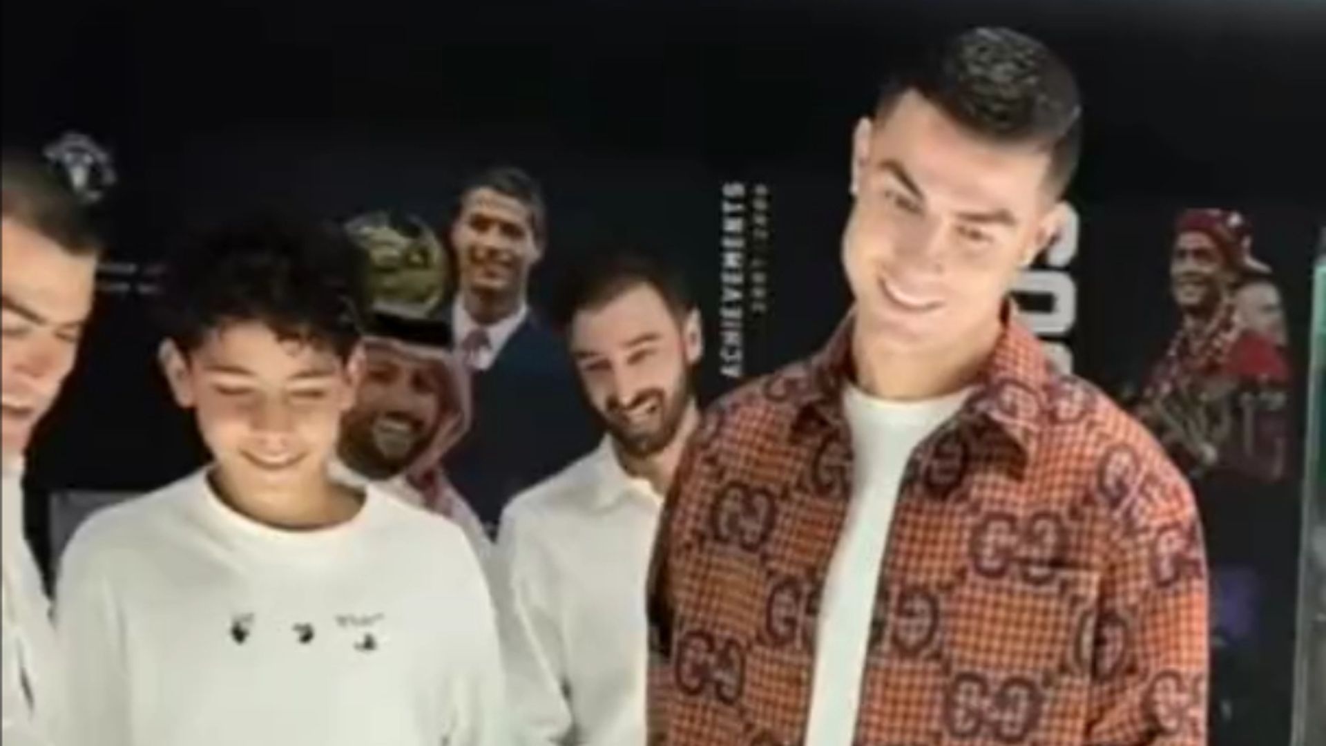 cristiano_ronaldo_sonriendo_al_ver_sus_recuerdos_con_el_real_madrid_fuente__danikrm__001.jpg
