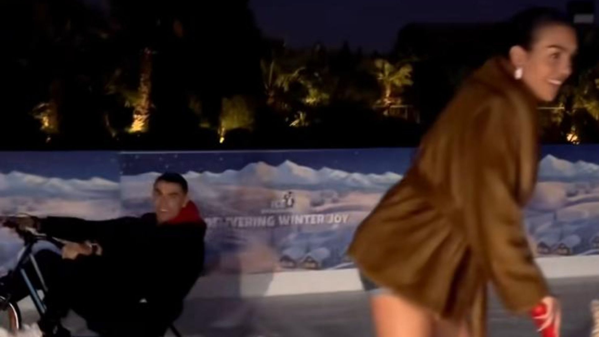 cristiano_ronaldo_y_georgina_se_lo_pasan_en_grande_en_una_pista_de_hielo_en_su_jardin__001.jpg