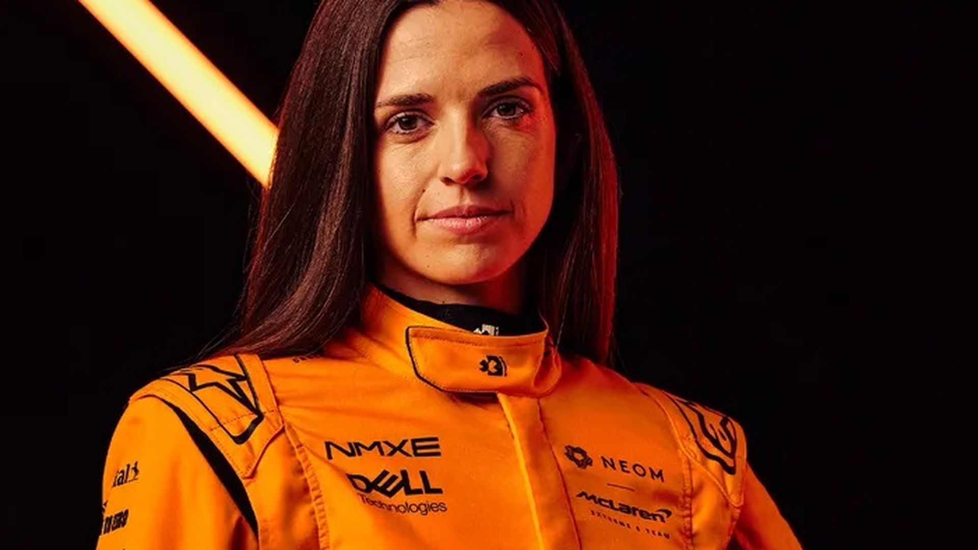 cristina_gutierrez_firma_con_el_equipo_mclaren.jpg cristina_gutierrez_firma_con_el_equipo_mclaren.jpg