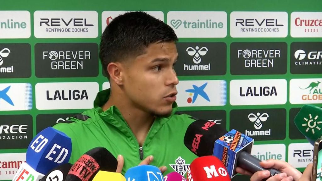 Cucho Hernández, en zona mixta tras el derbi Betis-Sevilla