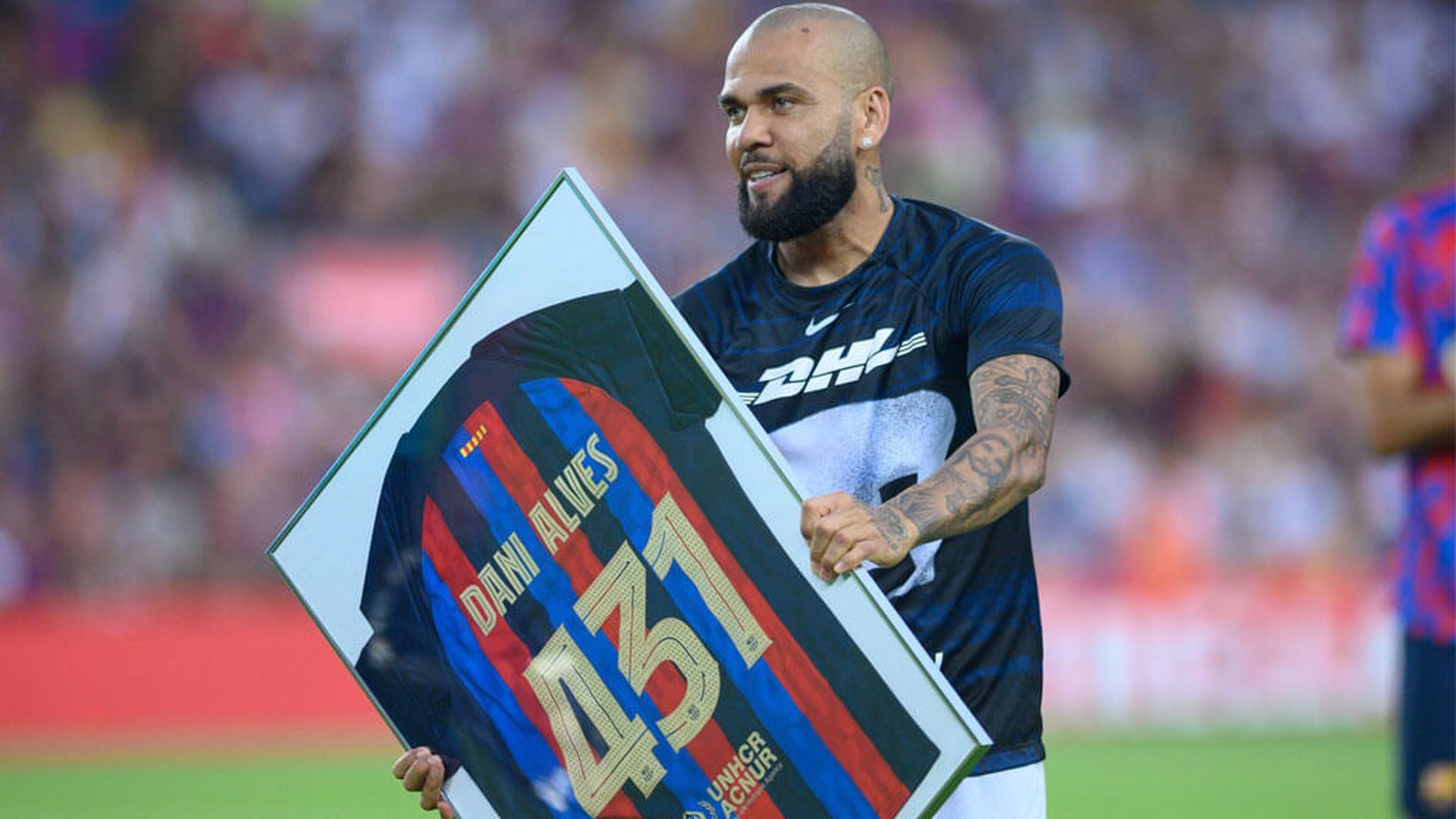 dani_alves_homenajeado_por_el_barca_durante_el_torneo_joan_gamper_de_2022_cordon_press.jpg dani_alves_homenajeado_por_el_barca_durante_el_torneo_joan_gamper_de_2022_cordon_press.jpg
