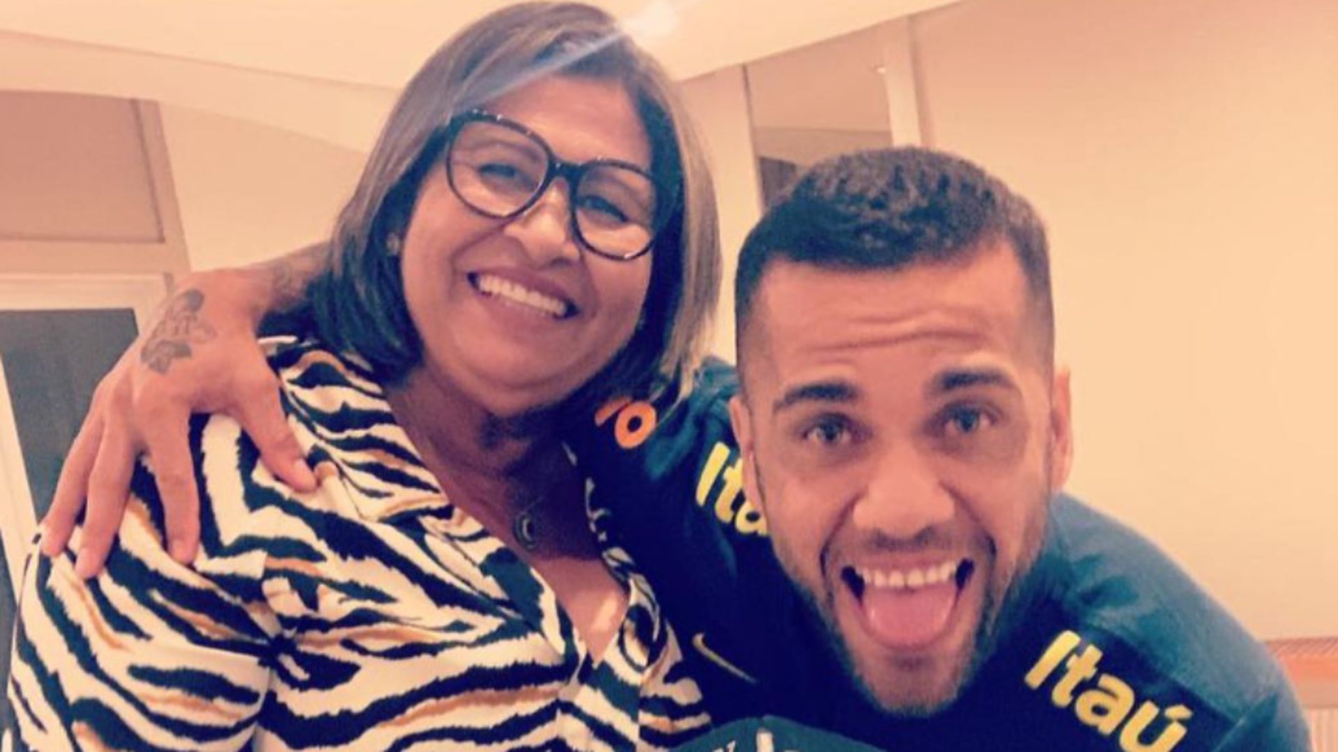 dani_alves_junto_a_su_madre_denunciada_por_revelar_la_identidad_de_la_victima__mluciaa.jpg