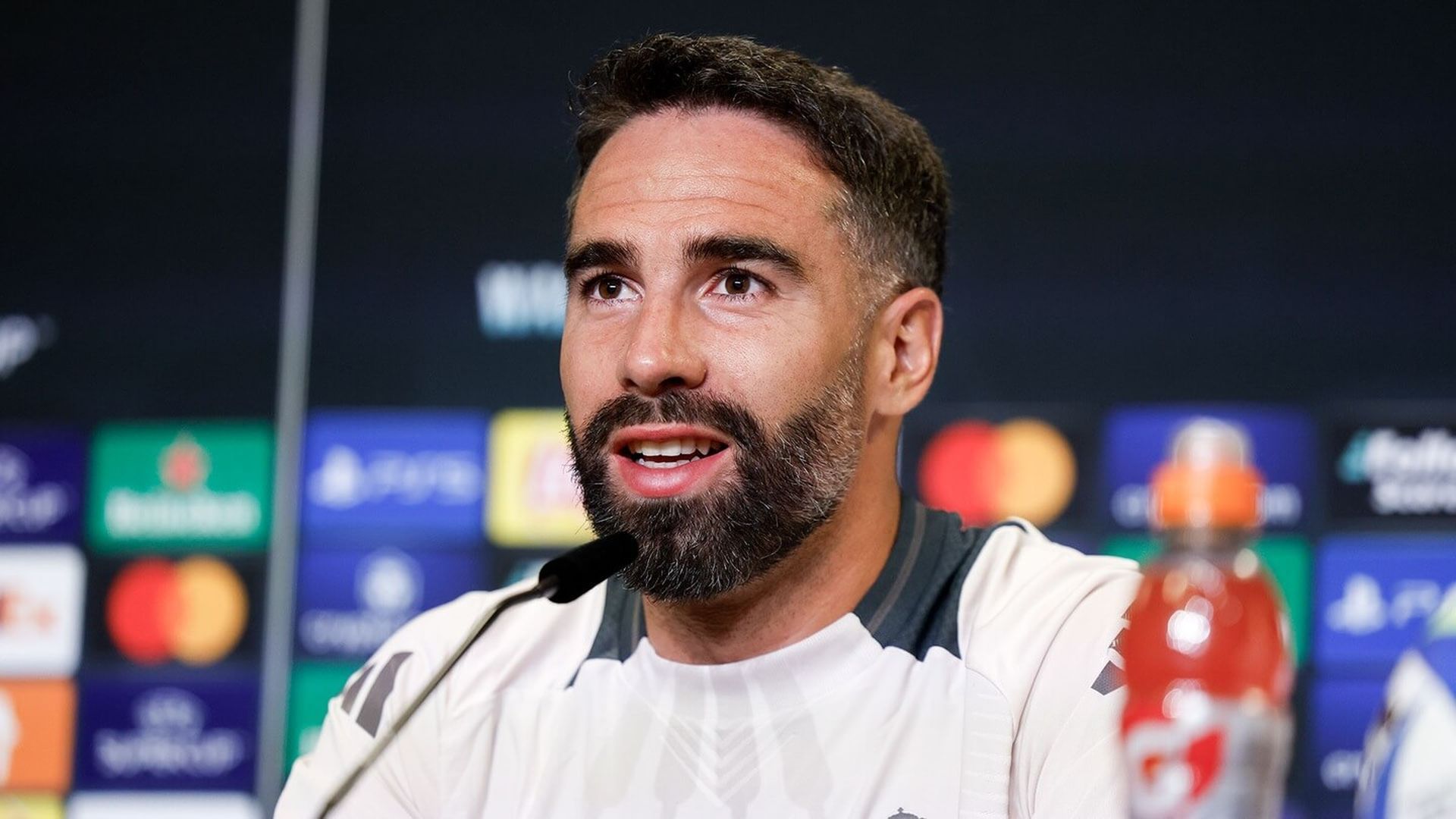 dani_carvajal_en_sala_de_prensa_antes_de_la_supercopa_foto_rm.jpg