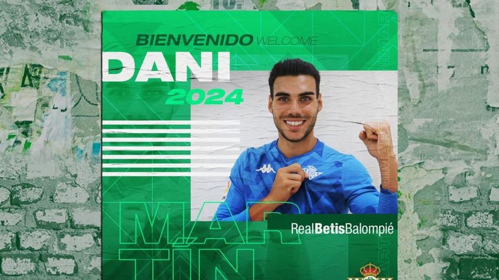 Dani Martín posa con la camiseta del Real Betis