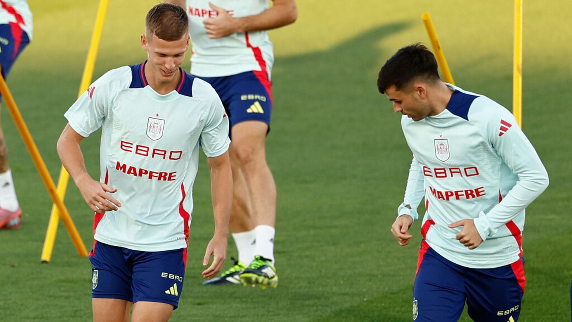 dani_olmo_y_pedri_en_un_entrenamiento_de_la_seleccion.jpg