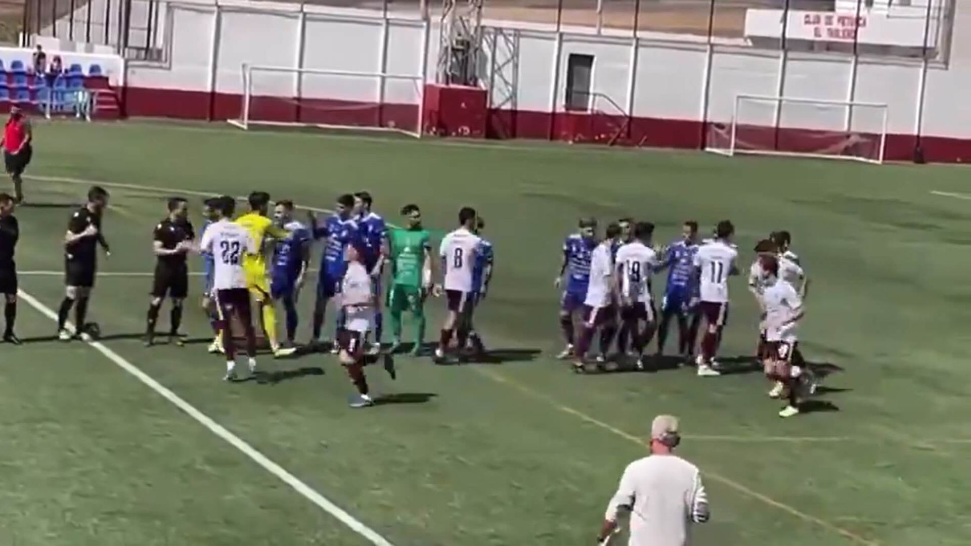 dani_plomer_de_la_segoviana_recibe_el_escupitajo_de_un_futbolista_del_san_fernando.jpg