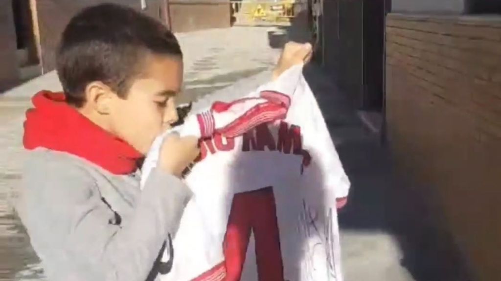 Sergio Ramos cumple el sueño de Daniel con un regalo "muy especial": "El amor por el Sevilla es inmenso"