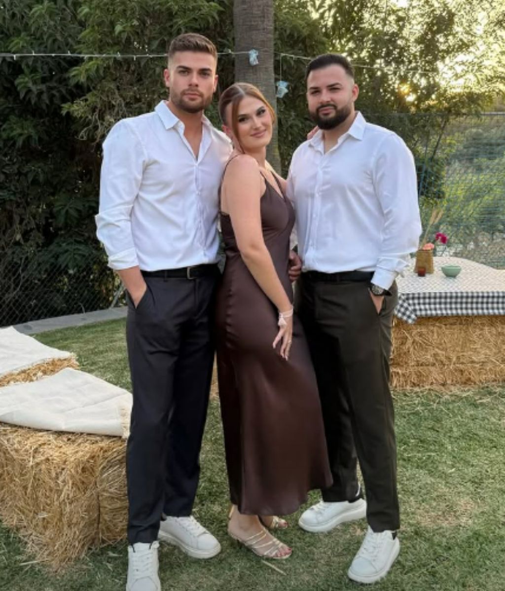 Darío posando con sus hermanos