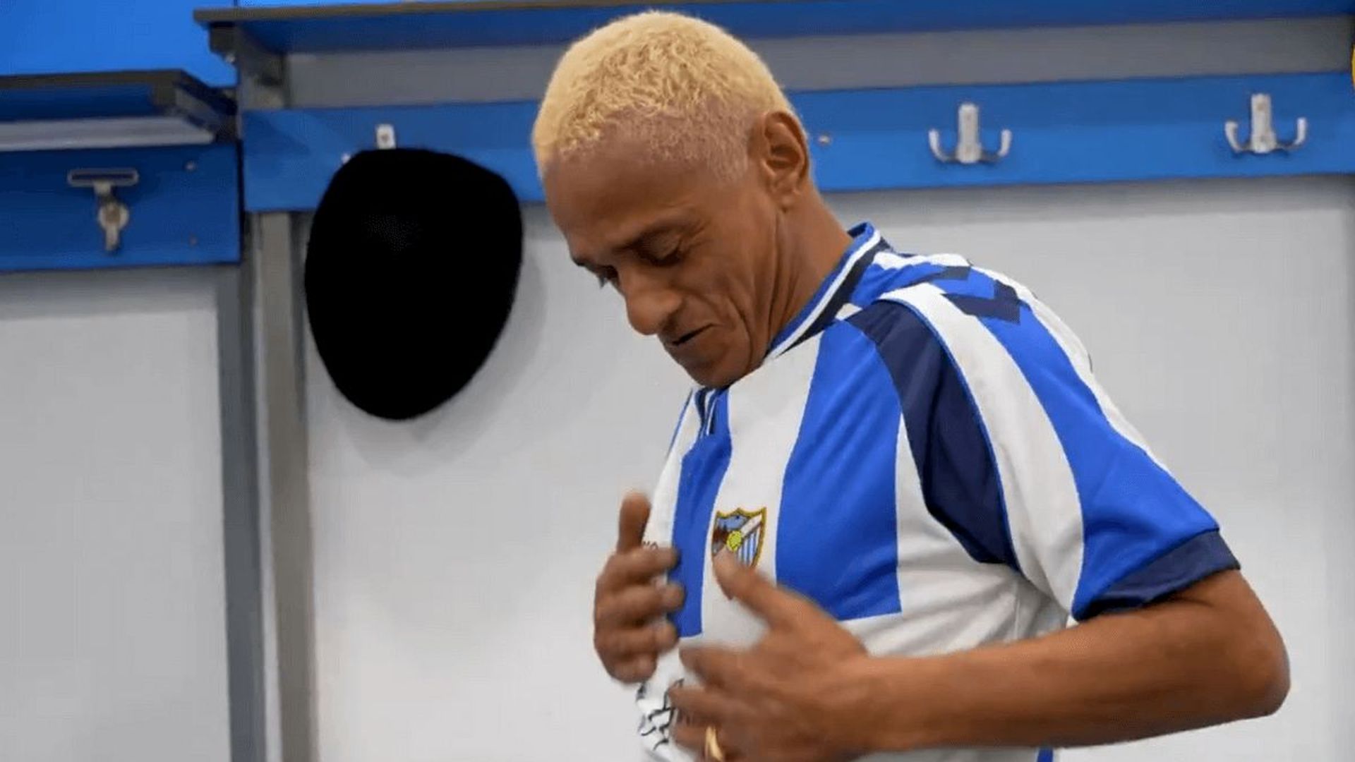 dario_silva_posa_con_la_nueva_camiseta_del_malaga_cf.png dario_silva_posa_con_la_nueva_camiseta_del_malaga_cf.png