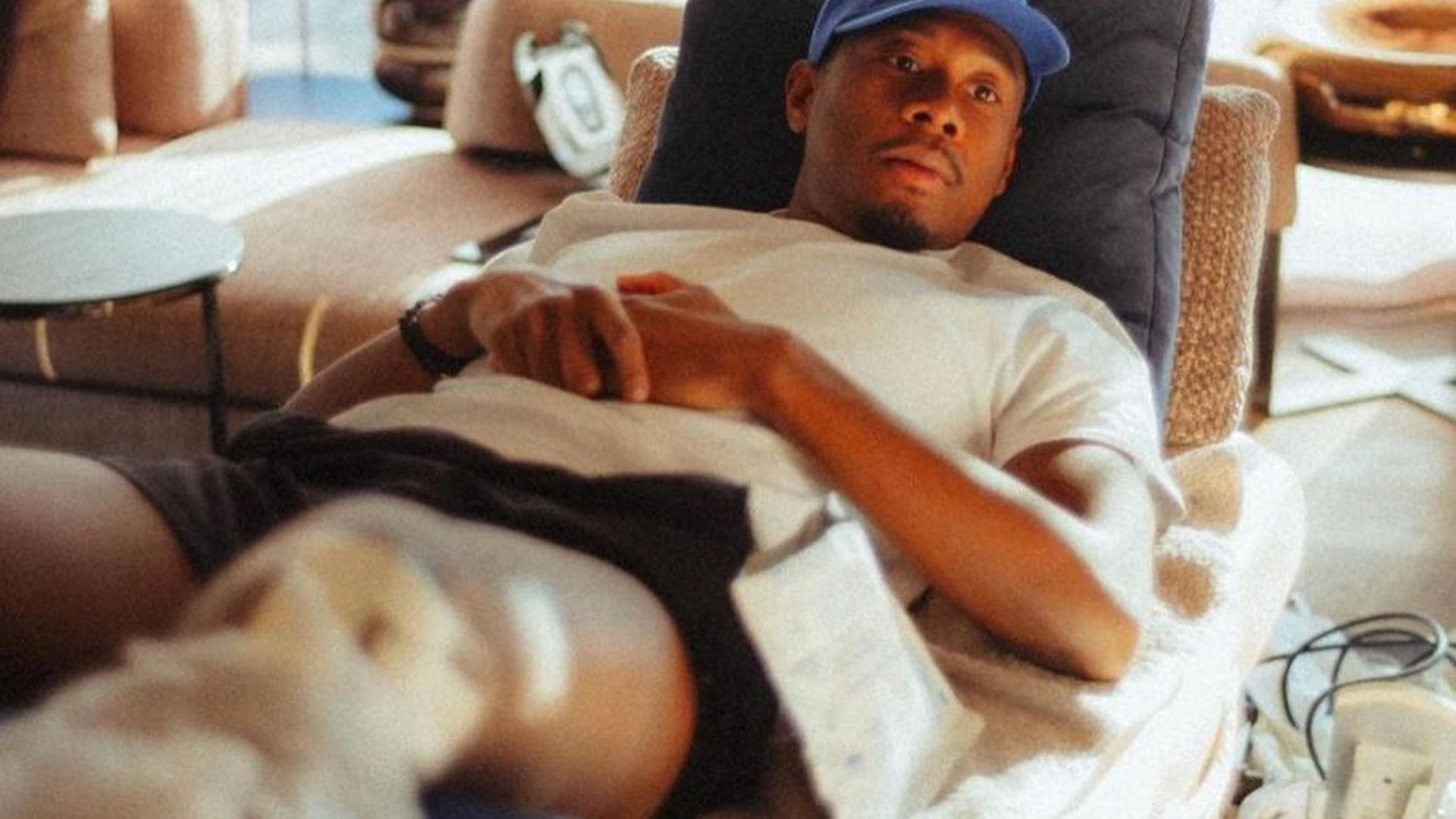 david_alaba_tumbado_en_el_sofa_001.png david_alaba_tumbado_en_el_sofa_001.png