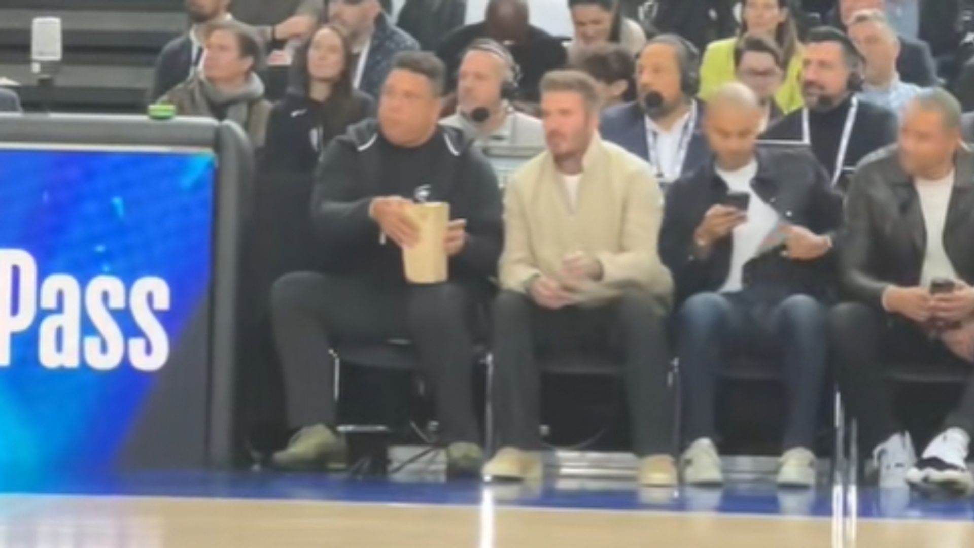 david_beckham_y_ronaldo_nazario_juntos_en_paris_para_ver_la_nba__canalplussport_001.jpg david_beckham_y_ronaldo_nazario_juntos_en_paris_para_ver_la_nba__canalplussport_001.jpg