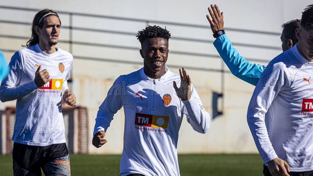 Otorbi entrena con el primer equipo del València CF