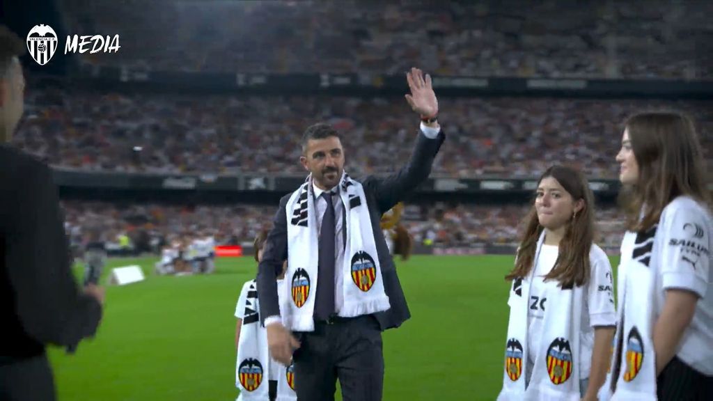 Villa hace el saque de honor