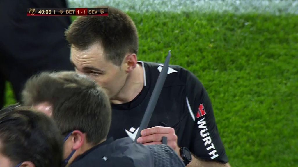 (Mediaset) Jordán, golpeado en la cabeza de una barra lanzada desde la grada del Villamarín en el Betis-Sevilla