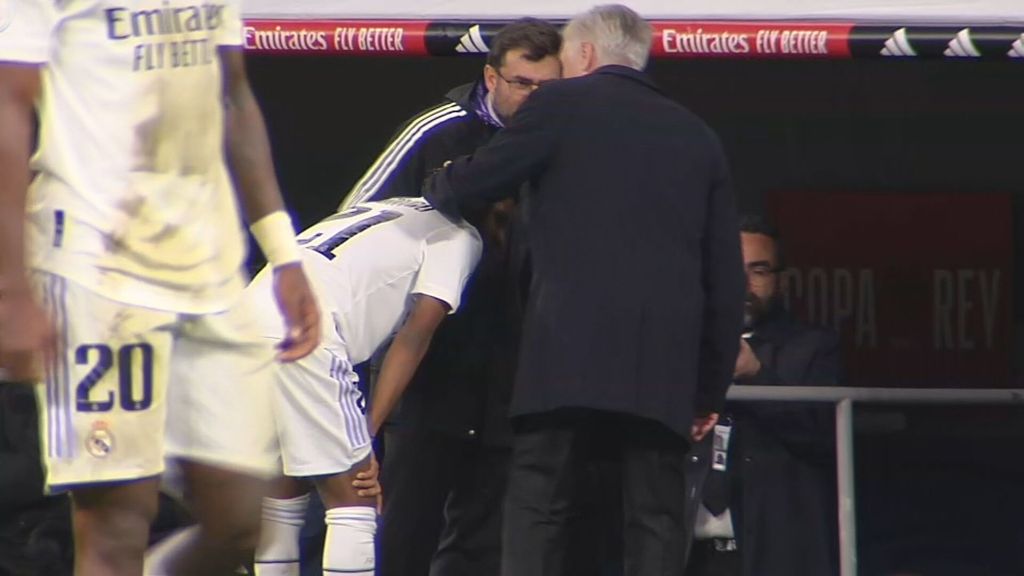 (MEDIASET) De la bronca al cariño: el gesto de Ancelotti con Rodrygo al ser sustituido por una molestia