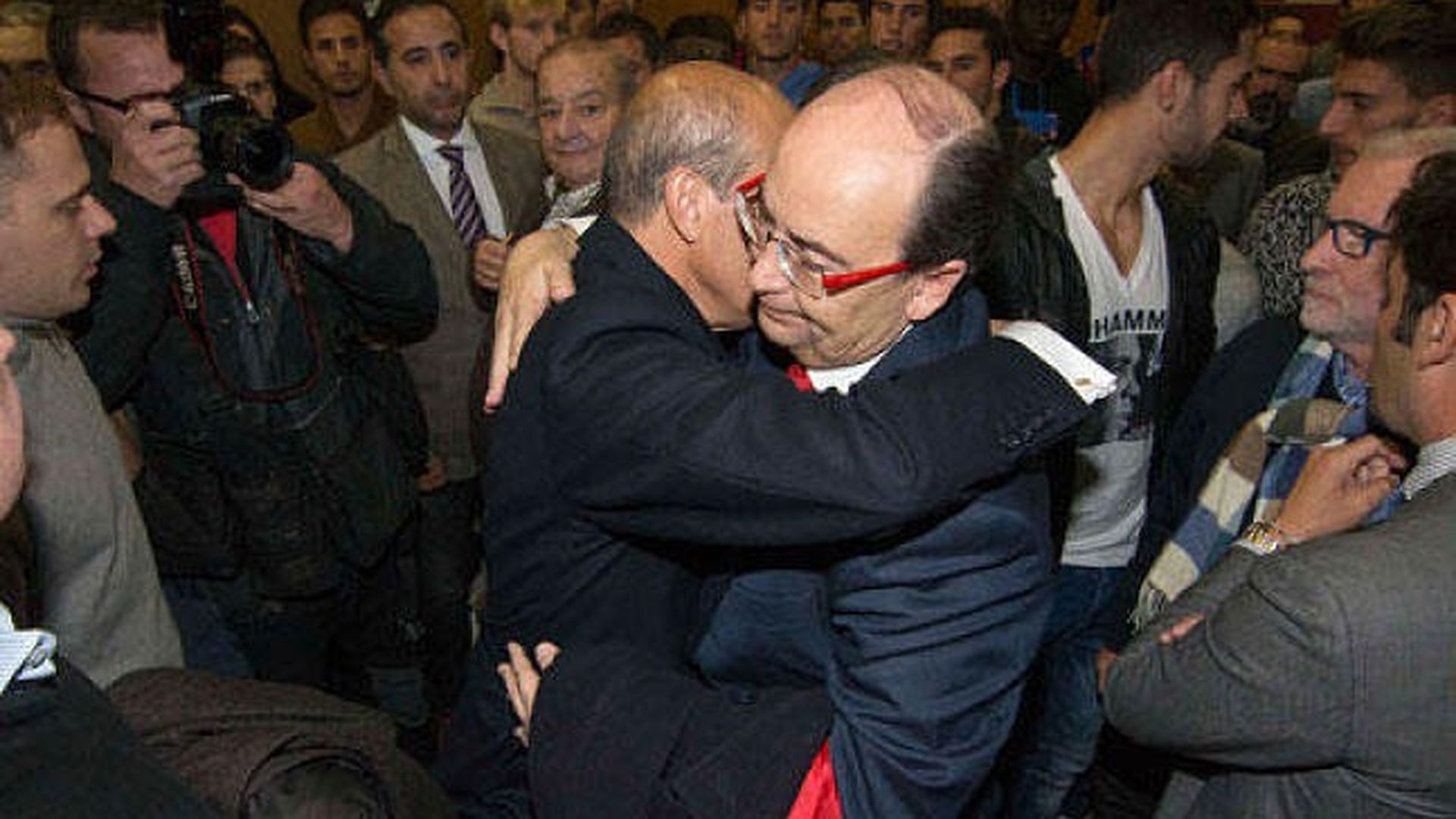 del_nido_castro_abrazo.jpeg