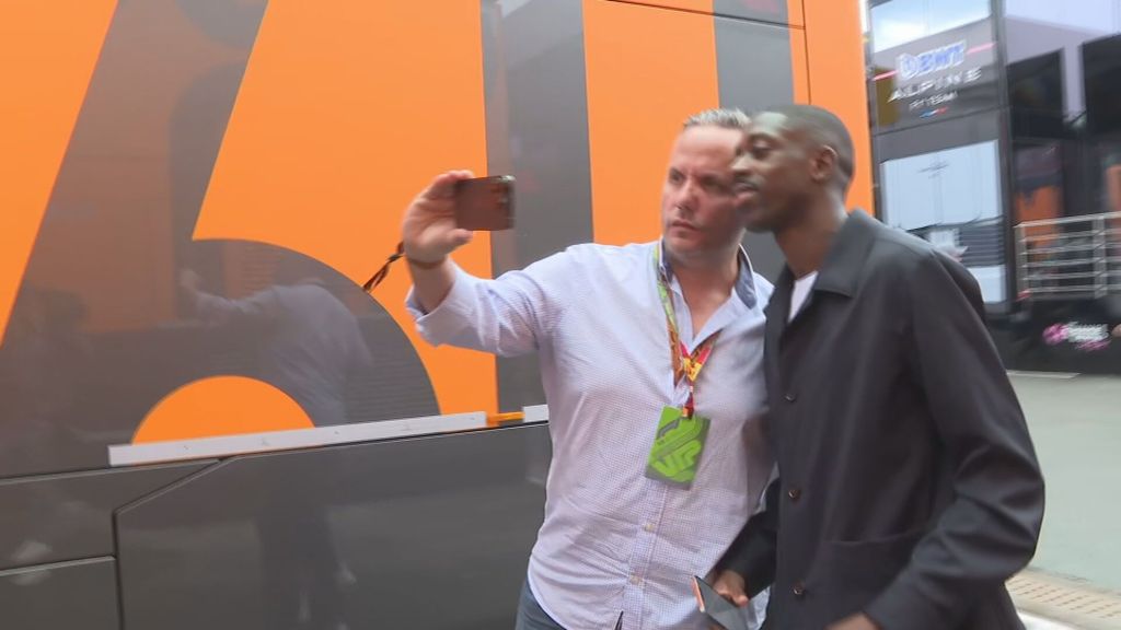Dembélé cuida a sus aficionados en Montmeló: el francés no duda hacerse fotos en la Fórmula 1