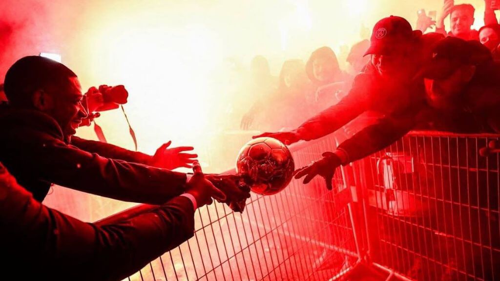 Los ultras del PSG invaden las calles de París tras el Balón de Oro de Dembélé
