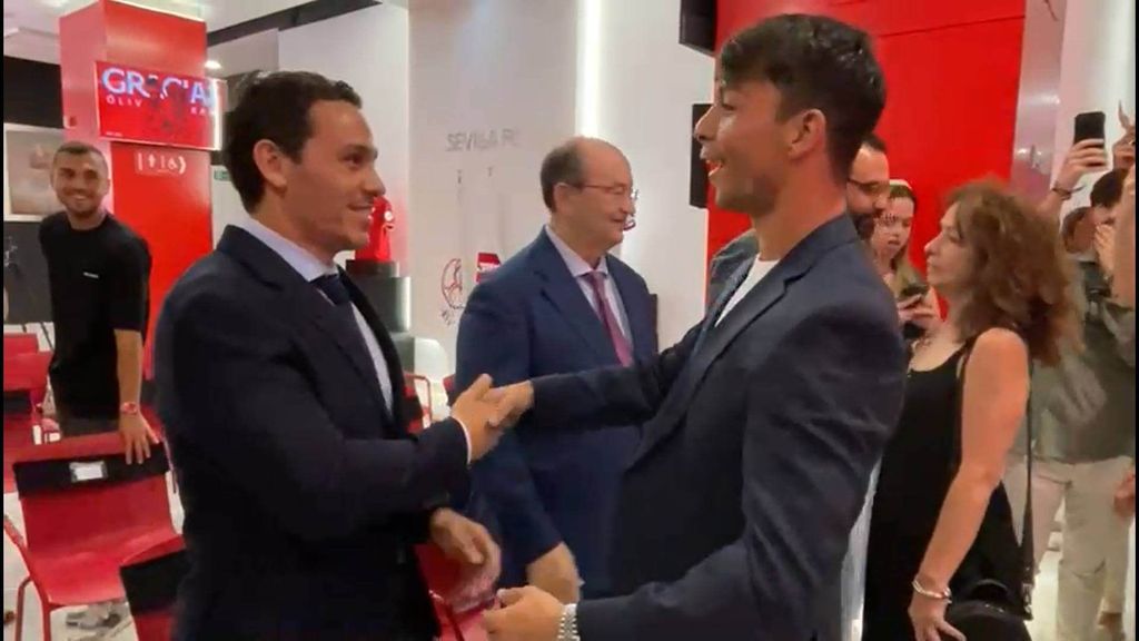 Óliver Torres llega junto a su familia a su acto de despedida del Sevilla FC