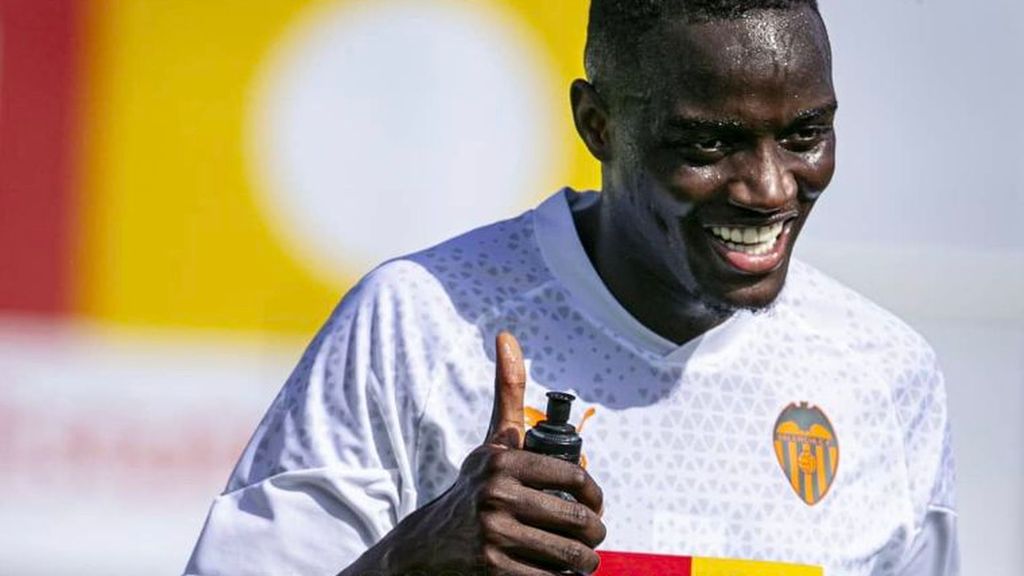 Diakhaby vuelve al grupo en el entrenamiento del Valencia