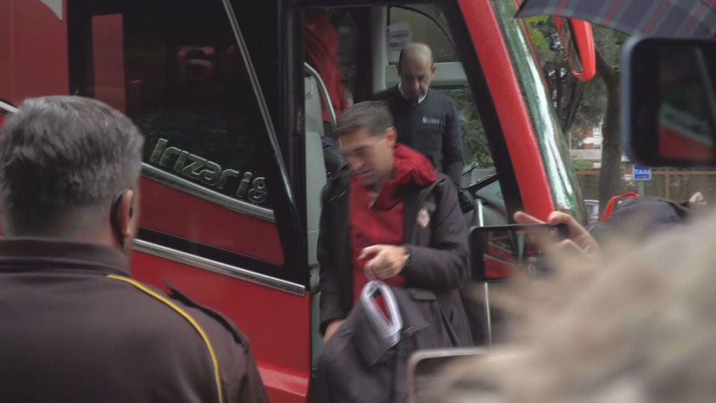 Diego Alonso, serio en su llegada al hotel de concentración.