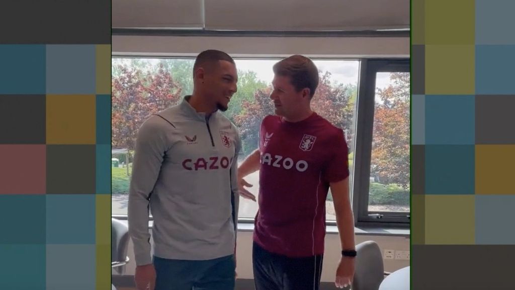 Diego Carlos, en su primer día con el Aston Villa y con su entrenador Gerrard