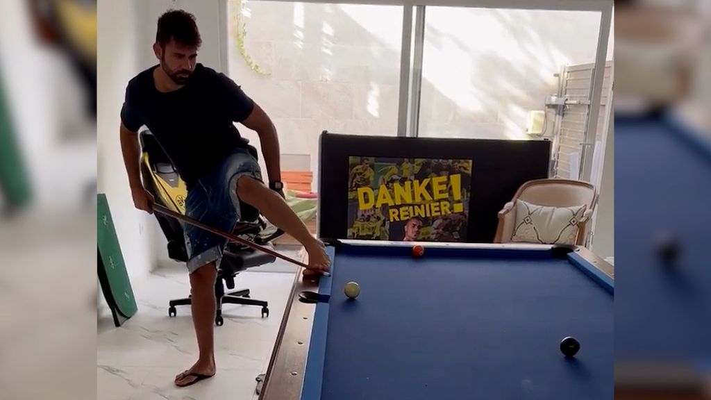 (mediaset) Diego Costa sorprende a Reinier jugando al billar con los pies… ¡y no se le da nada mal!