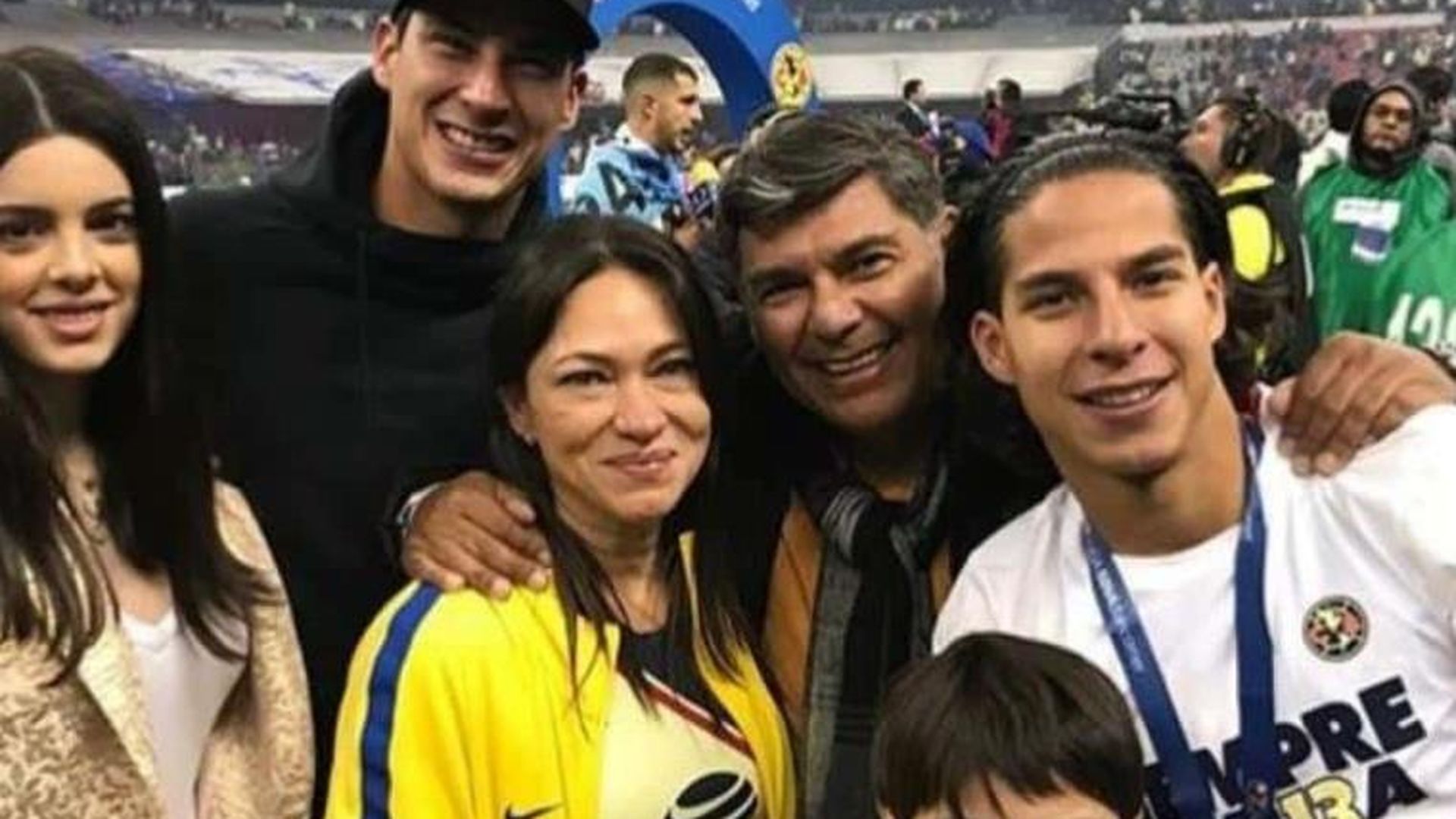 diego_lainez_con_su_familia_001.jpg