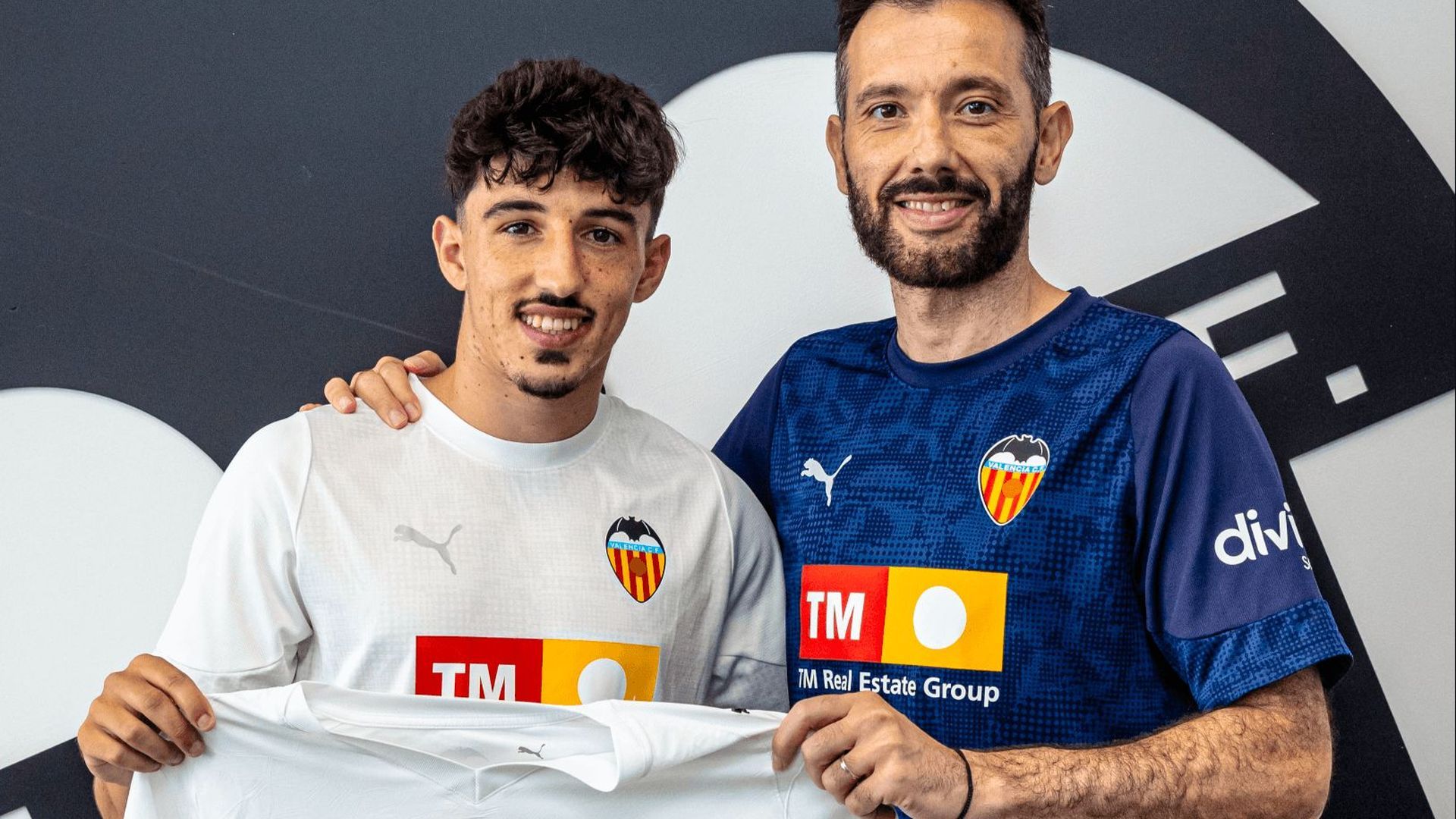 diego_lopez_celebra_su_renovacion_con_carlos_corberan_foto_valencia_cf.png