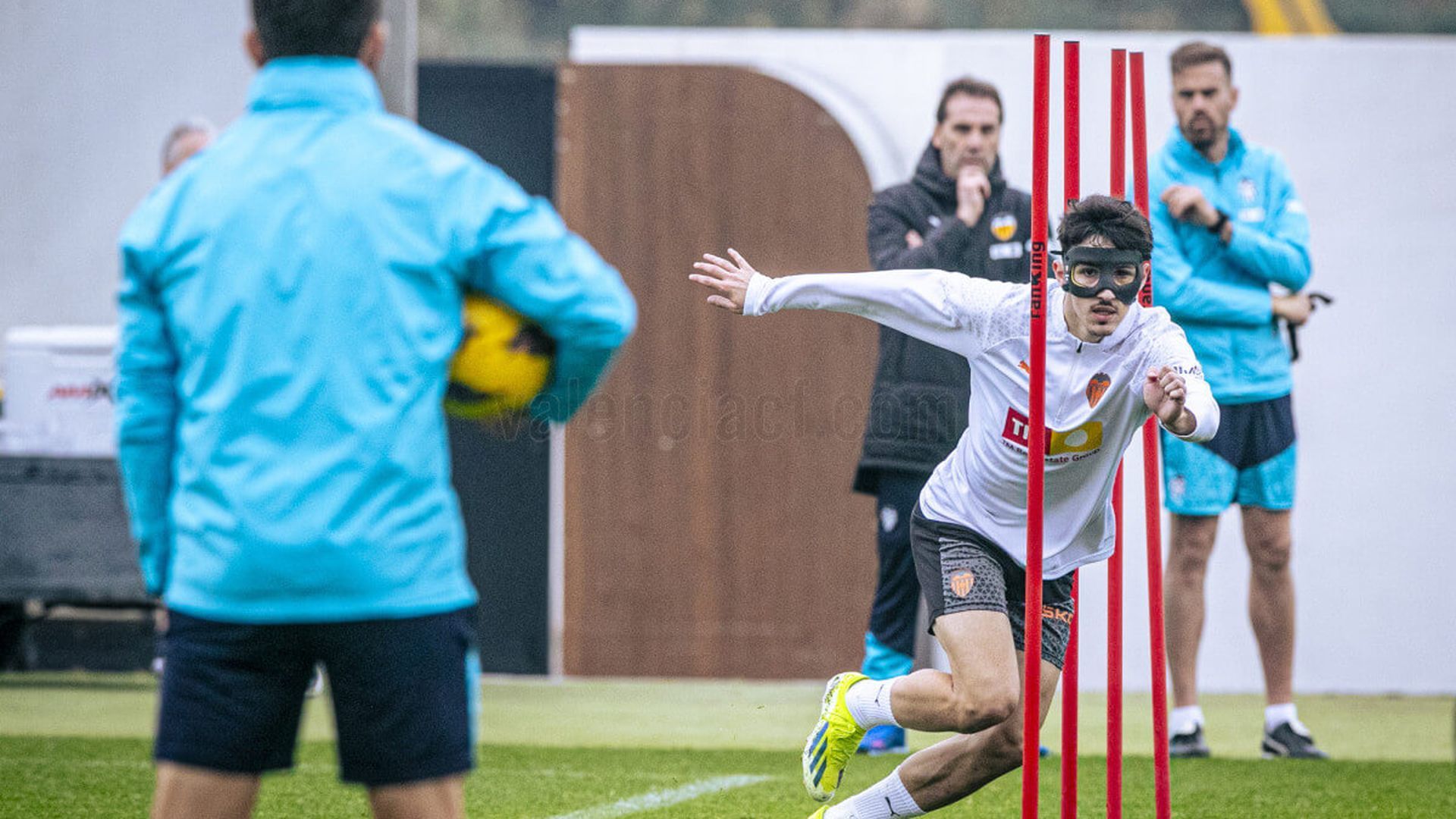 diego_lopez_en_un_entrenamiento_con_su_mascara_foto_valencia_cf9.jpg diego_lopez_en_un_entrenamiento_con_su_mascara_foto_valencia_cf9.jpg