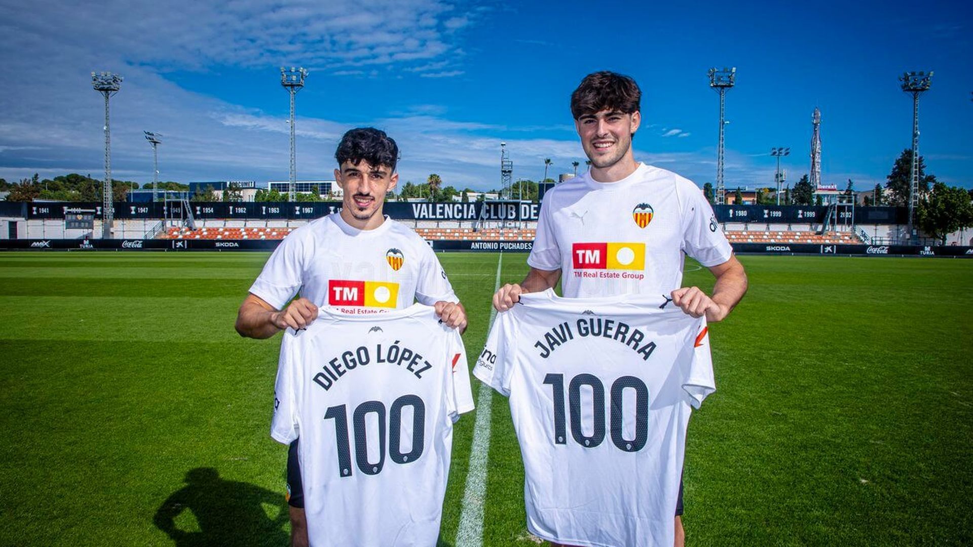 diego_lopez_y_javi_guerra_cumplen_cien_partidos_con_el_valencia_cf.jpeg diego_lopez_y_javi_guerra_cumplen_cien_partidos_con_el_valencia_cf.jpeg