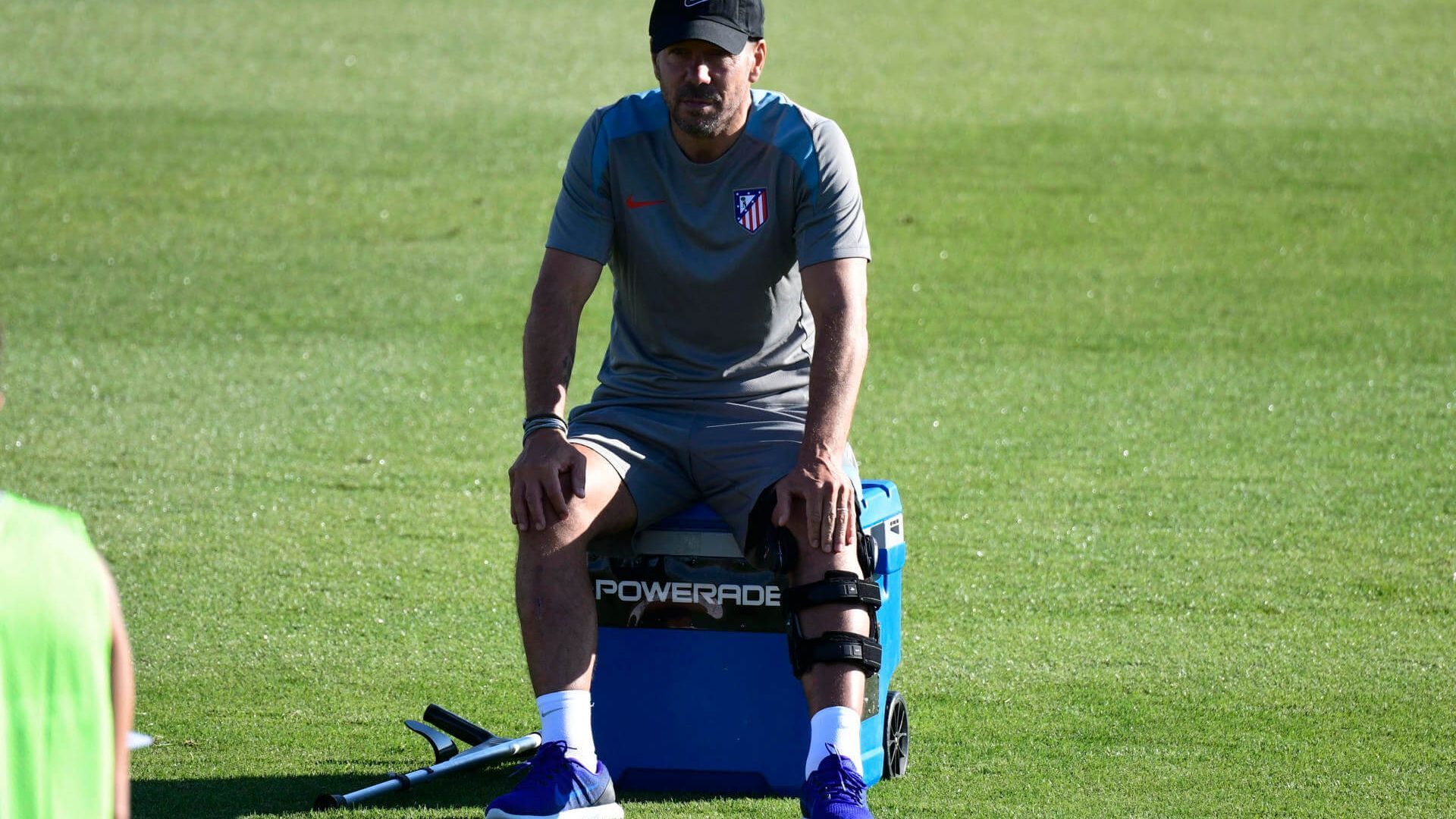 diego_pablo_simeone_en_una_nevera_junto_a_sus_muletas_durante_una_sesion_del_atletico_.jpg diego_pablo_simeone_en_una_nevera_junto_a_sus_muletas_durante_una_sesion_del_atletico_.jpg