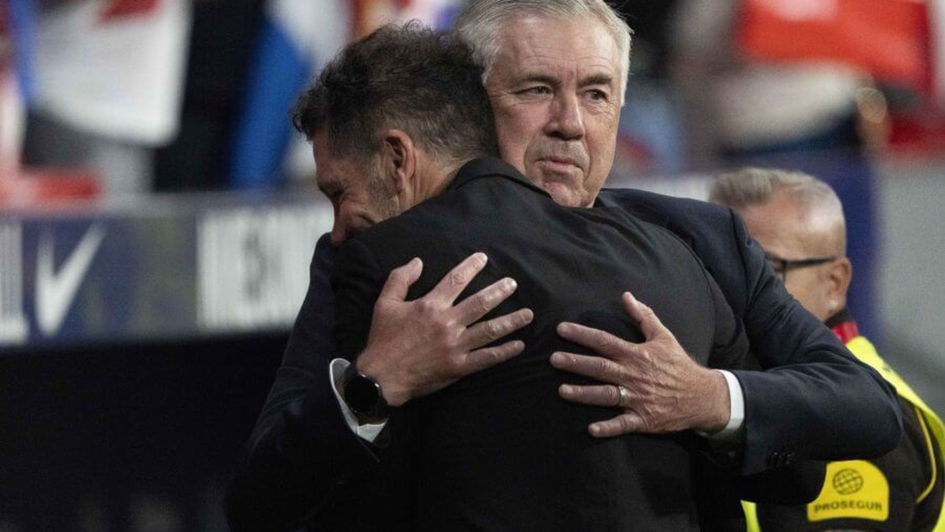 diego_simeone_y_carlo_ancelotti_se_abrazan_en_el_ultimo_derbi_entre_atletico_de_madrid.jpeg