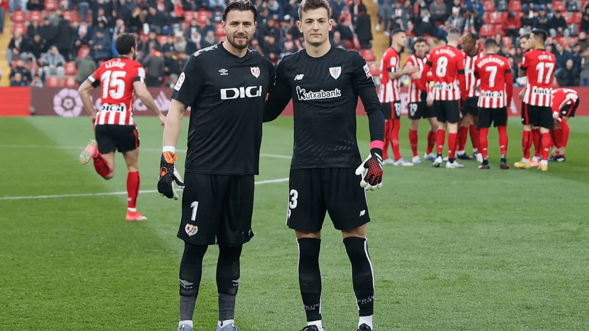 dimitrievski_y_agirrezabala_posan_juntos_ambos_vestidos_de_negro_en_homenaje_al_80_cum.png