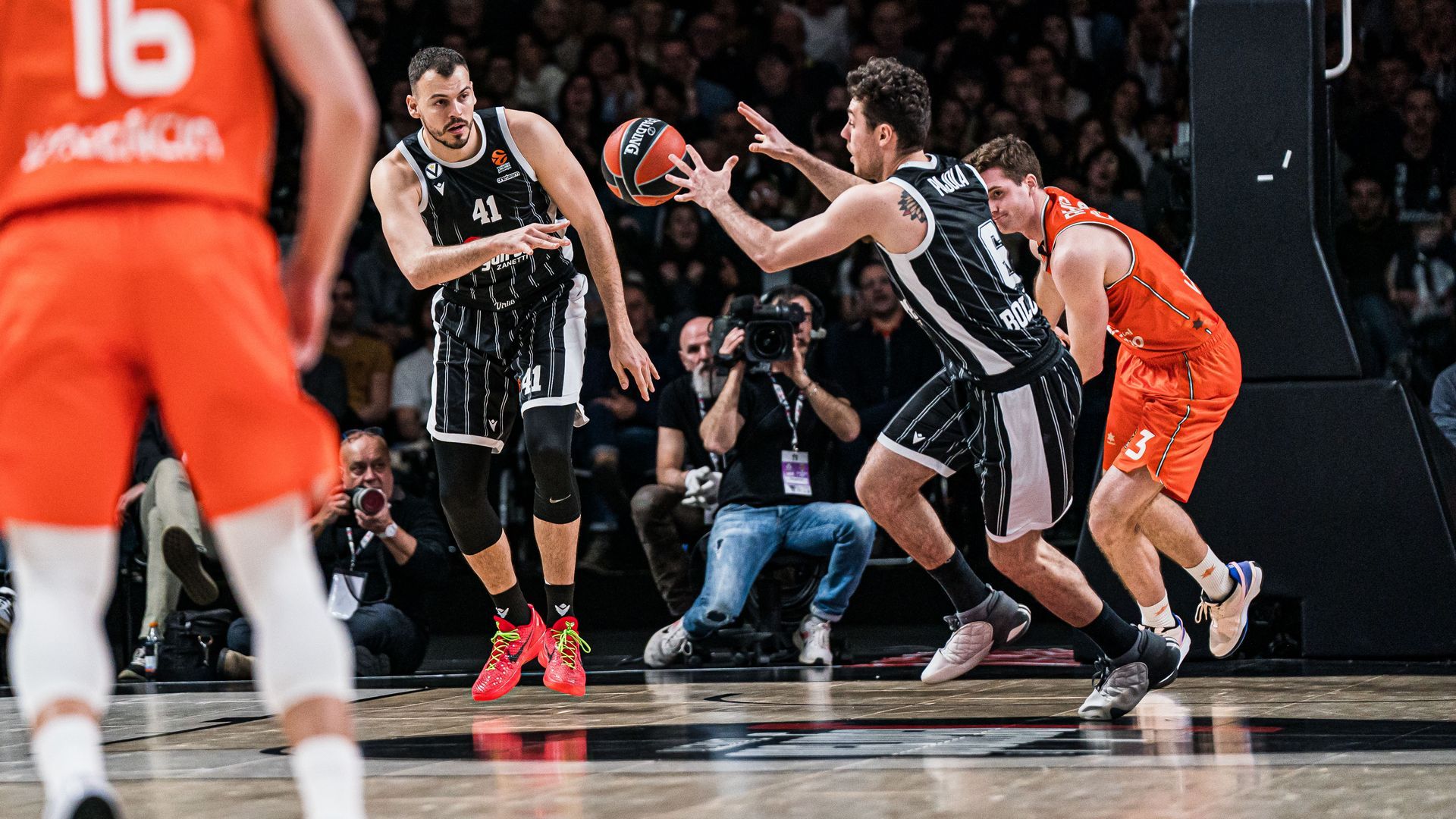 dolorosa_derrota_del_valencia_basket_en_la_pista_de_la_virtus_segafredo_bologna_87_74_003.JPG dolorosa_derrota_del_valencia_basket_en_la_pista_de_la_virtus_segafredo_bologna_87_74_003.JPG