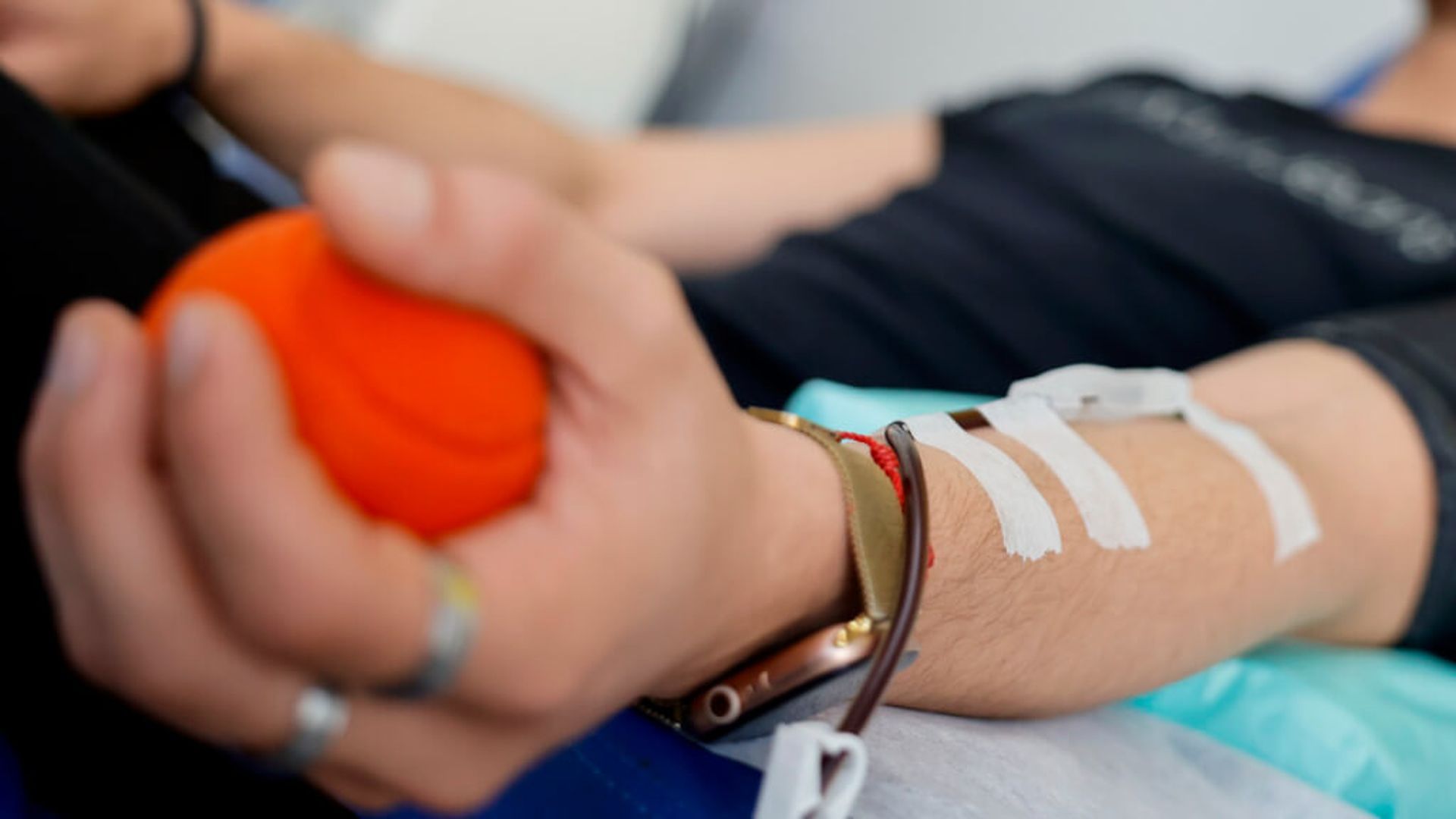 Hombre donando sangre