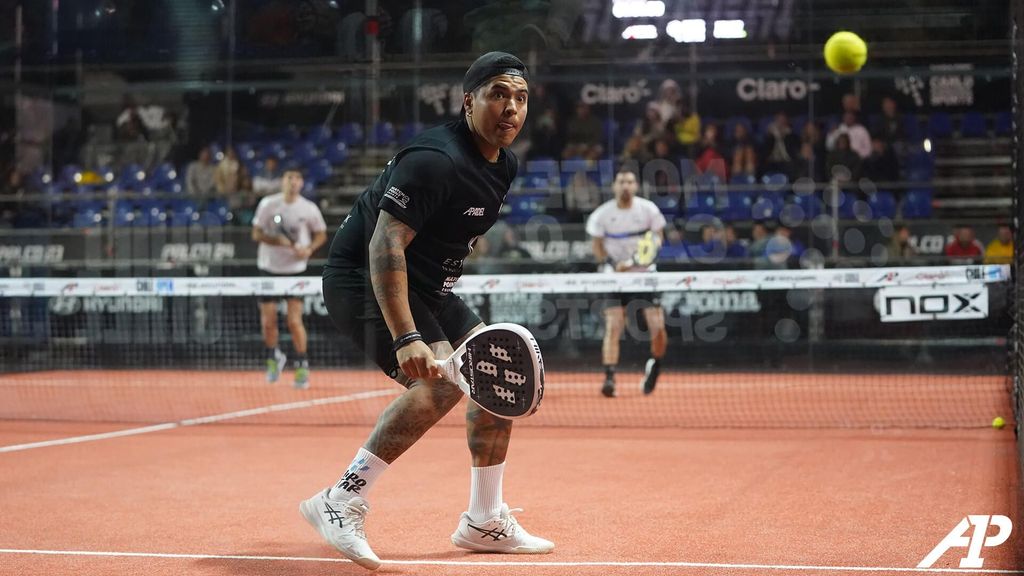 Joseba Larrañaga apoya a Leo Aguirre antes de la final del Open de Chile